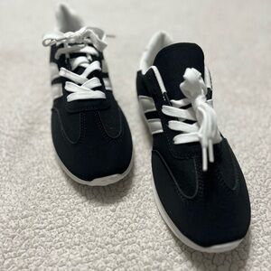 NWOT Women’s size 5.5 Black Sneakers